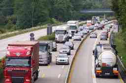 Catene di forniture estere delle imprese bolognesi - fila di auto e camion in autostrada Catene di forniture estere delle imprese bolognesi - fila di auto e camion in autostrada