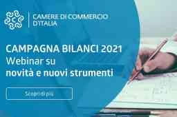 webinar campagna bilanci 2021 - scritta bianca su sfondo azzurro e a destra mano con matita che prende appunti