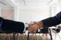 la ricerca di personale delle imprese bolognesi - stretta di mano, aula riunioni