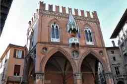 Sciopero 9 settembre 2022 - facciata palazzo mercanzia Sciopero 9 settembre 2022 - facciata palazzo mercanzia