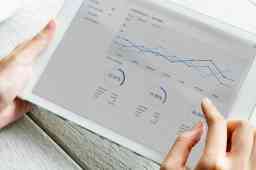 Bando innovazione Mise - tablet con grafici a linee e percentuali