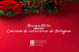 Buone feste dalla Camera di commercio di Bologna - sfondo rosso, agrifoglio verde, palline e fiocco rossi, scritte bianche Buone feste dalla Camera di commercio di Bologna - sfondo rosso, agrifoglio verde, palline e fiocco rossi, scritte bianche
