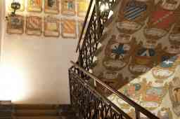 LO SCALONE DI PALAZZO DELLA MERCANZIA E I DIPINTI DI MASTELLARI LO SCALONE DI PALAZZO DELLA MERCANZIA E I DIPINTI DI MASTELLARI