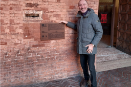 Svelata la targa Unesco a Palazzo Mercanzia - foto presidente Veronesi con targa