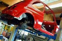 economia bolognese anno 2025 - auto rossa in montaggio