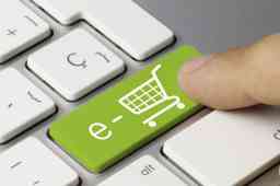 e-commerce a Bologna nel 2021 - tastiera con tasto verde carrello e-commerce a Bologna nel 2021 - tastiera con tasto verde carrello