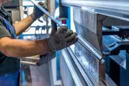 Scenari di previsione a luglio 2024 - operaio al lavoro