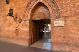 chiusura camera di commercio di bologna 14 agosto 2023 - ingresso palazzo mercanzia