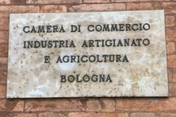 sciopero del 22 aprile 2022 - targa su palazzo mercanzia camera di commercio di bologna