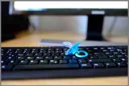 Ciuccio azzurro su tastiera pc nera