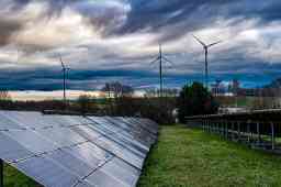 contributo camera di commercio di bologna per impianti fotovoltaici - distesa pannelli solari, pale eoliche sullo sfondo contributo camera di commercio di bologna per impianti fotovoltaici - distesa pannelli solari, pale eoliche sullo sfondo