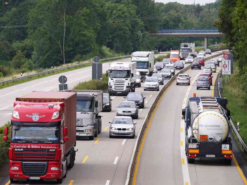 Catene di forniture estere delle imprese bolognesi - fila di auto e camion in autostrada