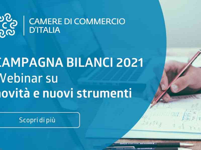 webinar campagna bilanci 2021 - scritta bianca su sfondo azzurro e a destra mano con matita che prende appunti