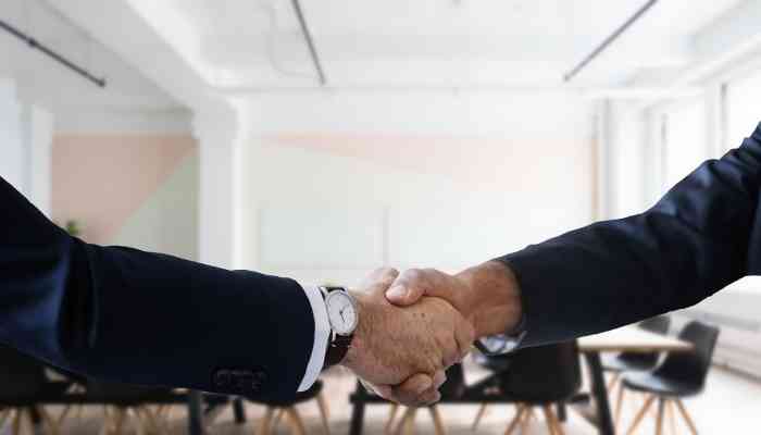 la ricerca di personale delle imprese bolognesi - stretta di mano, aula riunioni