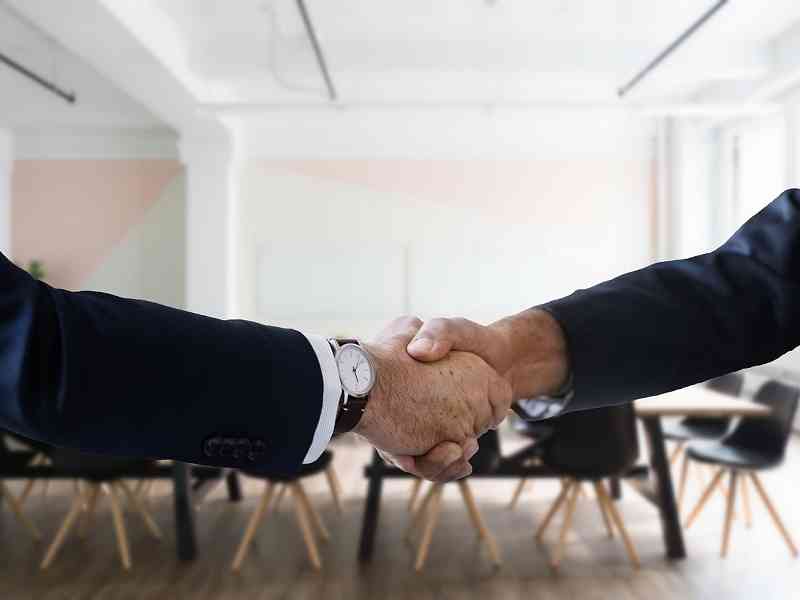 la ricerca di personale delle imprese bolognesi - stretta di mano, aula riunioni