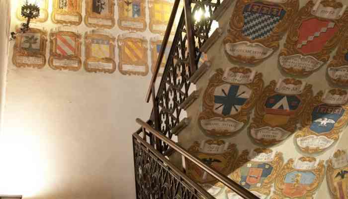 LO SCALONE DI PALAZZO DELLA MERCANZIA E I DIPINTI DI MASTELLARI