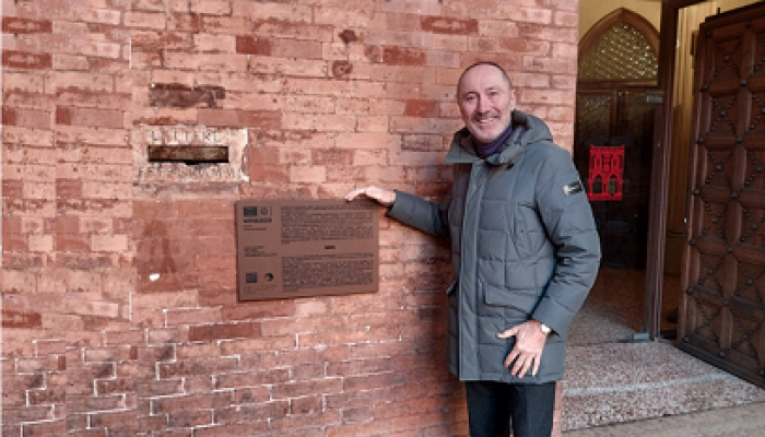 Svelata la targa Unesco a Palazzo Mercanzia - foto presidente Veronesi con targa
