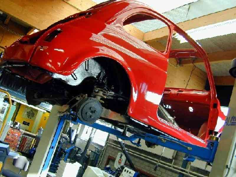 scenari di previsione dell'economia bolognese ad aprile 2026 - auto rossa in montaggio