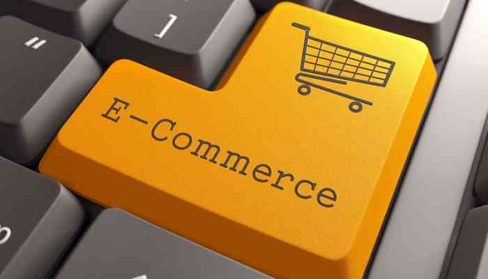 e-commerce a Bologna nel 2023 - tasto invio della tastiera giallo con simbolo carrello spesa