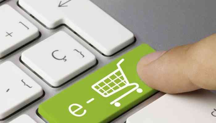 e-commerce a Bologna nel 2021 - tastiera con tasto verde carrello