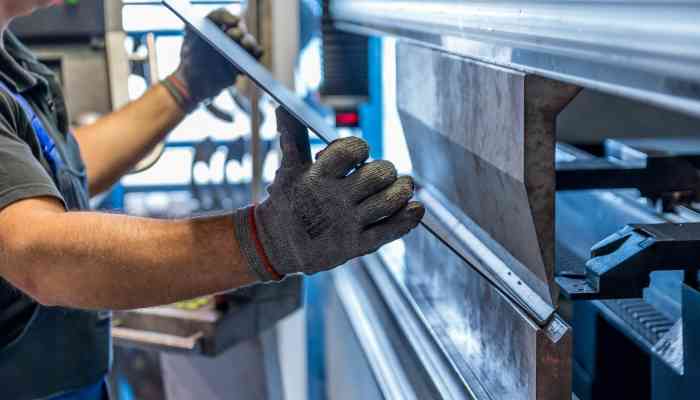 Movimprese anno 21 - operaio al macchinario