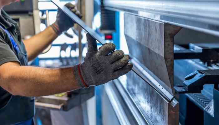 Scenari di previsione ad aprile 2024 - operaio al lavoro