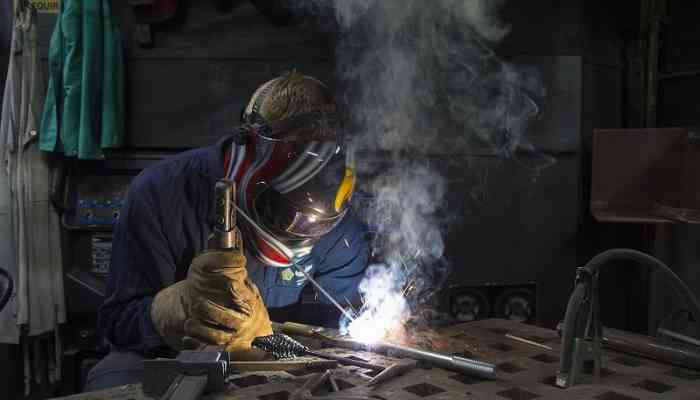 Movimprese anno 2023 - saldatore al lavoro