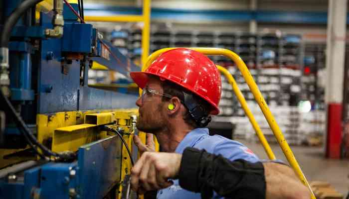 economia bolognese al 30 settembre 2024 - lavoratore industriale al macchinario