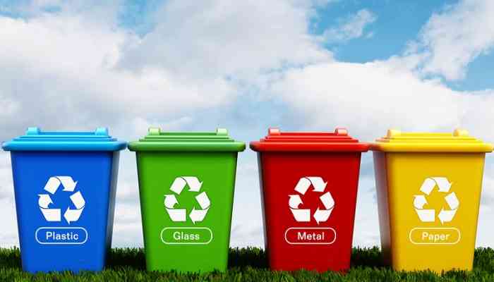 RIFIUTI, WEBINAR PER SUPPORTARE LE IMPRESE SUGLI ADEMPIMENTI. 4 cassonetti di rifiuti blu verde rosso e giallo