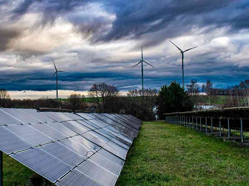 contributo camera di commercio di bologna per impianti fotovoltaici - distesa pannelli solari, pale eoliche sullo sfondo