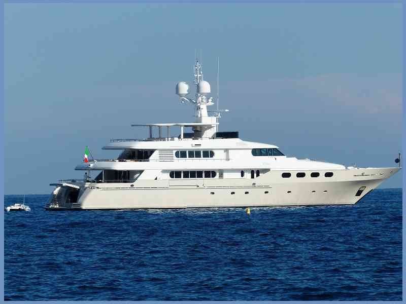 yacht con bandiera italiana