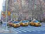 strada con taxi